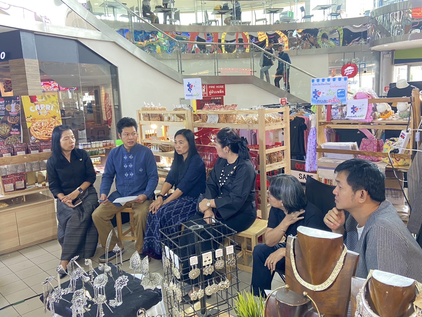 ลงพื้นที่หนุนผู้ประกอบการ OTOP สมัครร่วมโครงการ "คนละครึ่ง พลัส"